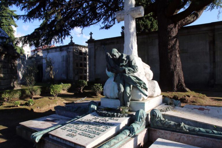Lee más sobre el artículo Celebra Samaín con una visita caracterizada en el cementerio de Vigo